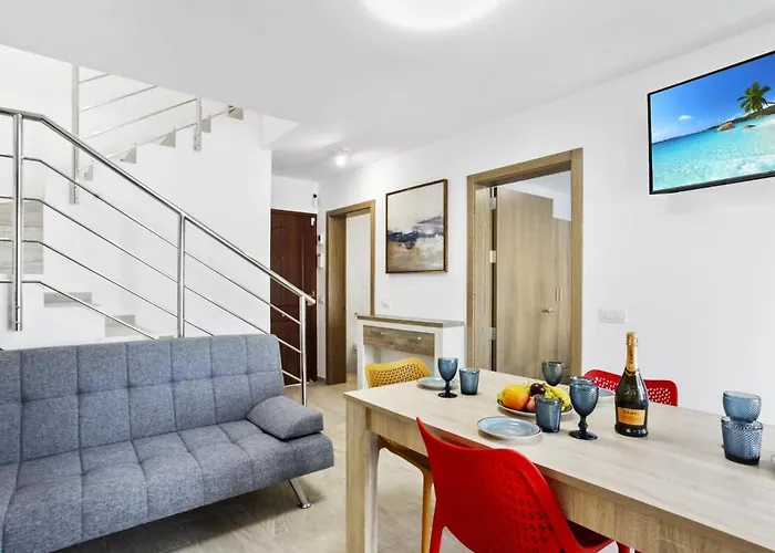 Golden Holidays, Heated Pool, Air Con, Internet, Parking *