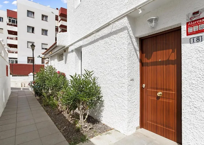 Golden Holidays, Heated Pool, Air Con, Internet, Parking *