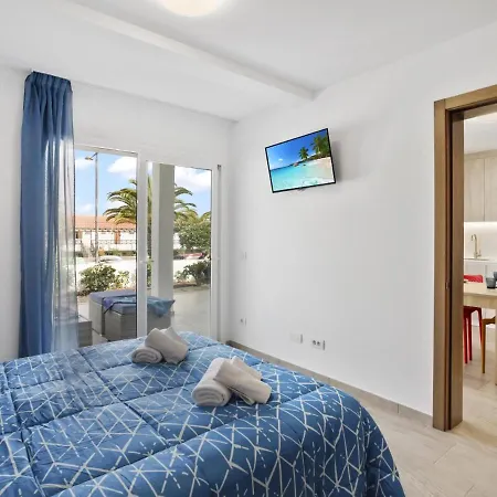 Golden Holidays, Heated Pool, Air Con, Internet, Parking *