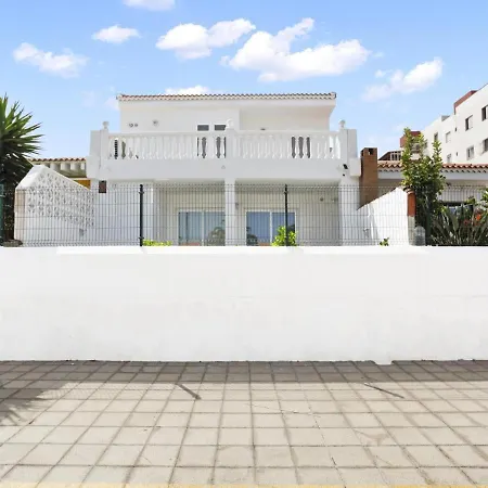 Golden Holidays, Heated Pool, Air Con, Internet, Parking 阿德耶