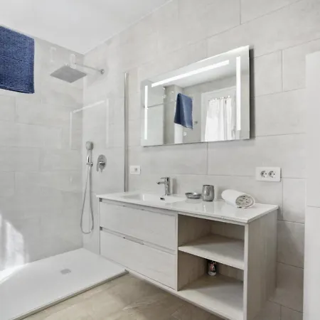 Golden Holidays, Heated Pool, Air Con, Internet, Parking 阿德耶