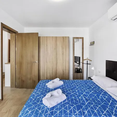 Golden Holidays, Heated Pool, Air Con, Internet, Parking アパート *