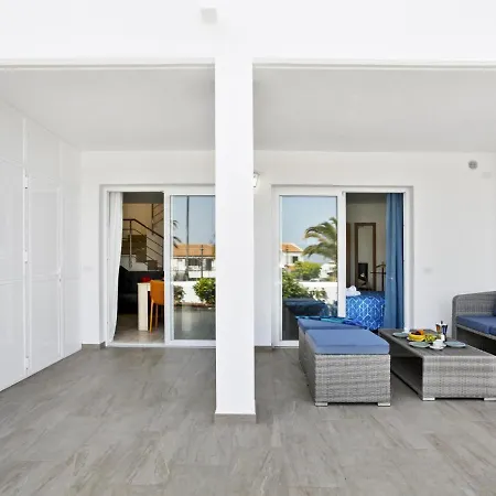 Golden Holidays, Heated Pool, Air Con, Internet, Parking アパート アデヘ